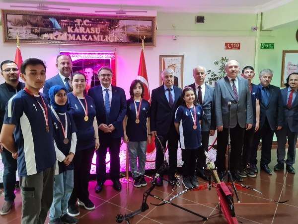 İlçemizi Türkiye Şampiyonasında Temsil eden Sporcu Öğrencilerimiz, Sayın Kaymakamımız Dr. Ahmet Naci HELVACI'yı ziyaret etti.