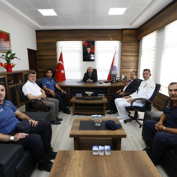 Valimiz Sayın Yaşar Karadeniz ve Kaymakamımız Sayın Mehmet Uğur Arslan Karasu İlçe Emniyet Müdürlüğünü ziyaret etti.