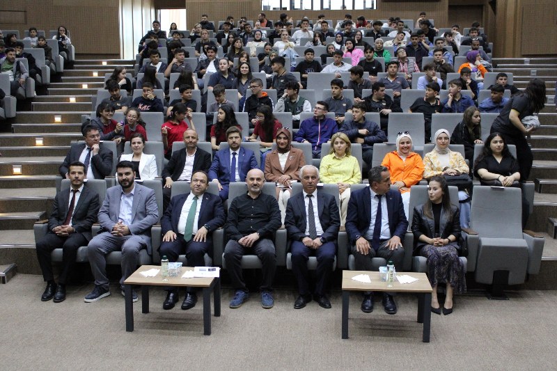 Sayın Kaymakamımız Mehmet Uğur ARSLAN'ın katılımı ile Dijital Dünyada Genç Olmak konulu seminer gerçekleştirildi.