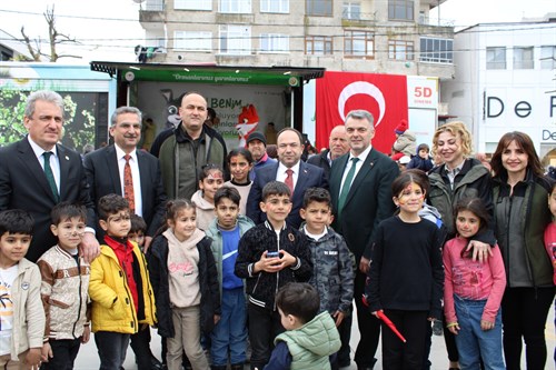 Sayın Kaymakamımız 23 Nisan Ulusal Egemenlik ve Çocuk Bayramı etkinliklerinde çocuklara fidan dağıtıp onlarla birlikte tiyatro izledi.