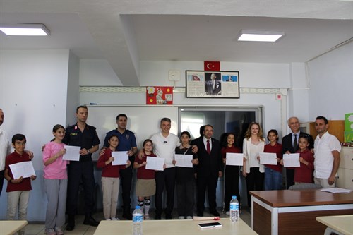 Sayın Kaymakamımız Mehmet Uğur ARSLAN ve ilçe protokolü, Şehit Oktay DEMİRCİ ilk ve ortaokulunda düzenlenen karne dağıtım programına katılım sağladı.