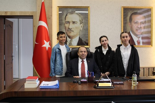 Sayın Kaymakamımız Mehmet Uğur ARSLAN 23 Nisan Ulusal Egemenlik ve Çocuk Bayramı sebebi ile koltuğunu öğrencilere devretti.