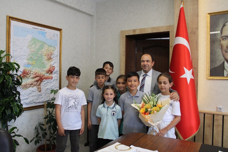 Akıl ve Zeka Oyunları Turnuvalarında dereceye giren öğrencilerimiz Sayın Kaymakamımız Mehmet Uğur ARSLAN'ı makamında ziyaret etti.